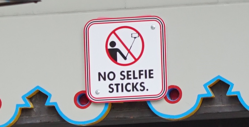 no-selfie-sticks-sign-disney